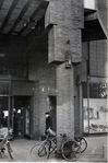 Pijler. Beeldjes Hildo Krop goed te zien.
<br/>
Beeldbank Stadsarchief, jaren 50/60